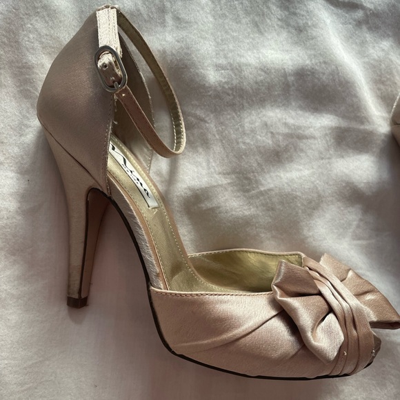 Elegant Gold Bow Nina Heels - Picture 6 of 10